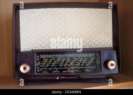 PERESLAVL-ZALESSKIY, RUSSLAND - 18. Juli 2015: Sowjetisches Retro-Radiomodell in einem Museum, Nahaufnahme Stockfoto