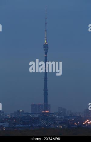 Blick auf den Moskauer Fernsehturm Ostankino in der Abendzeit Stockfoto