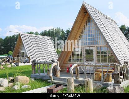 PERESLAVL-ZALESSKIY, RUSSLAND - 18. JUL 2015: Pensionen aus Kiefernholz in einem Erholungszentrum Popov-Wiese Stockfoto