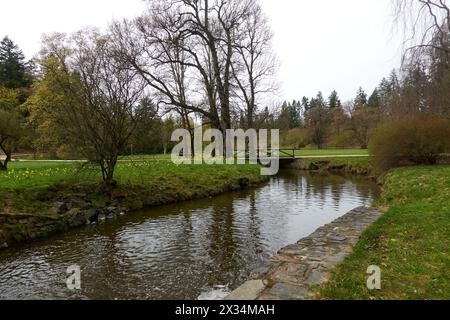 Pruhonice, Tschechische Republik - 29. März 2024 - der Schlosspark im Schloss Pruhonice bei Prag zu Beginn des Frühlings Stockfoto