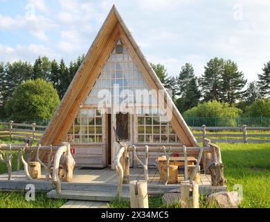 PERESLAVL-ZALESSKIY, RUSSLAND - 18. JUL 2015: Pensionen aus Kiefernholz auf der Popov-Wiese Stockfoto