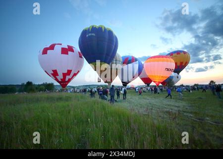 PERESLAVL-ZALESSKIY, RUSSLAND - 18. JUL 2015: Neun farbige Ballons beim Ballonfest der Goldene Ring Russlands Stockfoto