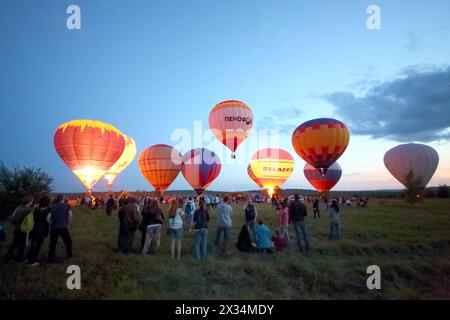 PERESLAVL-ZALESSKIY, RUSSLAND - 18. JUL 2015: Zehn farbige Ballons beim Ballonfest der Goldene Ring Russlands Stockfoto