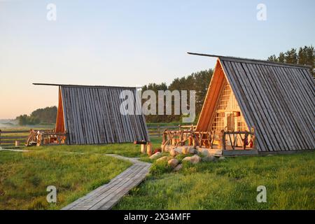 PERESLAVL-ZALESSKIY, RUSSLAND - 18. JUL 2015: Pensionen in einem Erholungszentrum Popov Wiese am Morgen Stockfoto