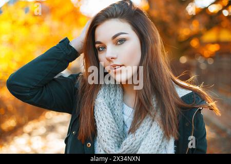 Junge Schöne Frau Im Autumn Park Stockfoto