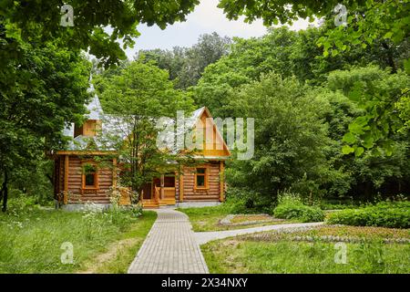 Holzhaus und gepflasterter Weg im Park. Stockfoto