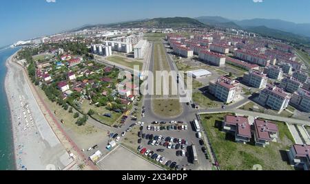 SOTSCHI, RUSSLAND - 1. August 2014: Blick von oben auf das Stadthotel Velvet Seasons and Bridge Resort, aus der Vogelperspektive Stockfoto