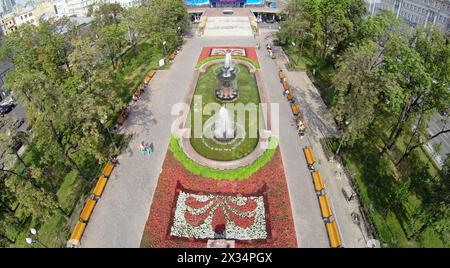 MOSKAU - 12. August 2014: Brunnen im Park auf dem Puschkin-Platz in der Nähe des Kinos Russland, aus der Luft Stockfoto