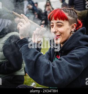 Eine Frau atmet während der Veranstaltung 420 in London aus einem großen Cannabisclub aus. Stockfoto