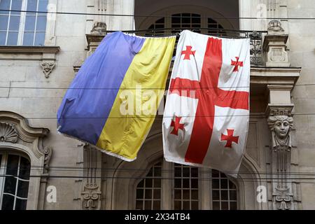 Flaggen der Ukraine und Georgiens winken auf dem Balkon eines alten Gebäudes in Tiflis, Georgien Stockfoto