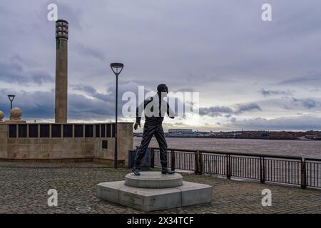 Liverpool, UK Skulptur von Captain Frederic Johnnie Walker am Pier Head am River Mersey. Stockfoto