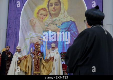 24. April 2024, Beirut, Beirut, Libanon: Libanesischer armenischer Patriarch RaphaÃ«l Bedros XXI Minassian (C), der Leiter der Armenisch-katholischen Kirche führt eine religiöse Zeremonie in Beirut aus Anlass des 109. Jahrestages des Völkermordes an den Armeniern durch, der 1915-1917 vom Osmanischen Reich und seiner damaligen Regierungspartei, dem Komitee für Union und Fortschritt, während des Ersten Weltkriegs verübt wurde Mehr als 1,5 Millionen Armenier wurden systematisch von den Osmanischen Türken ausgerottet, ein Ereignis, das die Türkei bis heute leugnet. (Kreditbild: © Marwan Naamani/ZUMA Press Wire) NUR REDAKTIONELLE VERWENDUNG! Nicht für Comme Stockfoto