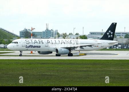 Ein Airbus A321-100, A321-131 der Fluglinie, Airline, Fluggesellschaft Lufthansa mit dem Kennzeichen, der Registrierung D-AIRW und der Seriennummer, MSN 699 und dem Taufnahmen Heilbronn rollt am Airport München zum Start, Flughafen München auf die Startbahn, Start- und Landebahn, Sonderlackierung Star Alliance, Sonderlackierung, 22.04.2024, München Deutschland, Wirtschaft, Reisen, Flugzeuge am Flughafen München *** an Airbus A321 100, A321 131 der Fluggesellschaft, Airline, Airline Lufthansa mit dem Nummernschild, dem Kennzeichen D AIRW und der Seriennummer MSN 699 und den Taufnahmen Heilbronn Taxis München A Stockfoto