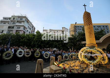 24. April 2024, Beirut, Beirut, Libanon: Libanesische Armenier, einen Kranz tragen, sich in der Nähe eines Denkmals versammeln, das zum Gedenken an diejenigen errichtet wurde, die während einer Zeremonie in der armenisch-katholischen Kirche in Beirut zum 109. Jahrestag des Völkermordes an den Armeniern, der 1915-1917 vom Osmanischen Reich und seiner damaligen Regierungspartei begangen wurde, getötet wurden, das Komitee der Union und des Fortschritts während des Ersten Weltkriegs Mehr als 1,5 Millionen Armenier wurden systematisch von den Osmanischen Türken ausgerottet, ein Ereignis, das die Türkei bis heute leugnet. (Kreditbild: © Marwan Naamani/ZUMA Press Wire) NUR REDAKTIONELLE VERWENDUNG! Nein Stockfoto