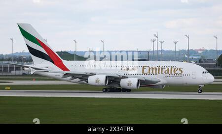 Ein Airbus A380-800, A380-861 der Fluglinie, Airline, Fluggesellschaft Emirates mit dem Kennzeichen, der Registrierung 6A-EOZ und der Seriennummer, MSN 210 rollt am Airport München nach der Landung zur Parkposition, Flughafen München von der Landebahn, Start- und Landebahn, 22.04.2024, München Deutschland, Wirtschaft, reisen, Flugzeuge am Flughafen München *** an Airbus A380 800, A380 861 der Fluggesellschaft, Fluggesellschaft Emirates mit Nummernschild, Kennzeichen 6A EOZ und Seriennummer, MSN 210 fahrend am Flughafen München nach der Landung auf dem Parkplatz, Flughafen München von der Start- und Landebahn, 22 0 Stockfoto