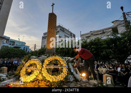 April 2024, Beirut, Beirut, Libanon: ein libanesischer armenischer Pfadfinder bringt einen Kranz an ein Denkmal, das zum Gedenken an diejenigen errichtet wurde, die während einer Zeremonie in der armenisch-katholischen Kirche in Beirut zum 109. Jahrestag des Völkermordes an den Armeniern, der 1915-1917 durch das Osmanische Reich und seine damalige Herrschaft begangen wurde, getötet wurden die Partei, das Komitee der Union und des Fortschritts, während des Ersten Weltkriegs Mehr als 1,5 Millionen Armenier wurden systematisch von den Osmanischen Türken ausgerottet, ein Ereignis, das die Türkei bis heute leugnet. (Kreditbild: © Marwan Naamani/ZUMA Press Wire) NUR REDAKTIONELLE VERWENDUNG! Nicht für Co Stockfoto