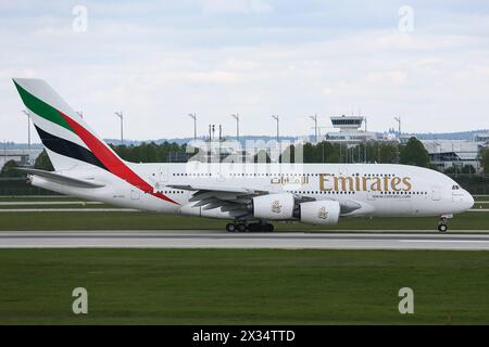 Ein Airbus A380-800, A380-861 der Fluglinie, Airline, Fluggesellschaft Emirates mit dem Kennzeichen, der Registrierung 6A-EOZ und der Seriennummer, MSN 210 rollt am Airport München nach der Landung zur Parkposition, Flughafen München von der Landebahn, Start- und Landebahn, 22.04.2024, München Deutschland, Wirtschaft, reisen, Flugzeuge am Flughafen München *** an Airbus A380 800, A380 861 der Fluggesellschaft, Fluggesellschaft Emirates mit Nummernschild, Kennzeichen 6A EOZ und Seriennummer, MSN 210 fahrend am Flughafen München nach der Landung auf dem Parkplatz, Flughafen München von der Start- und Landebahn, 22 0 Stockfoto