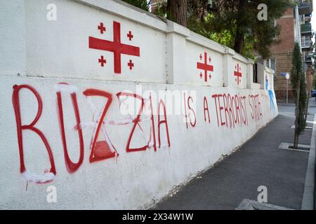 Antirussische Schriften und Fahnen Georgiens an der Wand Stockfoto