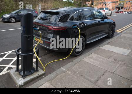 Black Electric Mercedes AT Electric Vehicle (EV) BP Pulse Ladestation an einer Straße in Edinburgh, Schottland, Großbritannien. Stockfoto