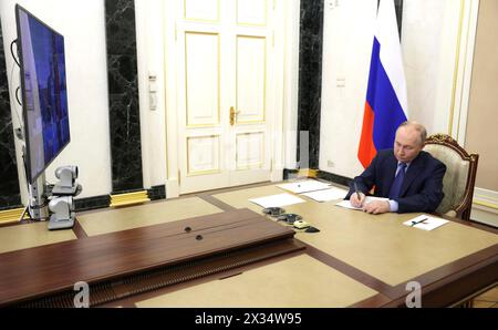 Moskau, Russland. April 2024. Der russische Präsident Wladimir Putin leitet am 24. April 2024 in Moskau eine Fernkonferenz über die Frühjahrsflut in den Regionen Orenburg, Kurgan und Tjumen aus dem Kreml. Quelle: Gavriil Grigorov/Kreml Pool/Alamy Live News Stockfoto