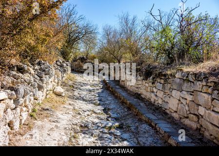 Chufut-Kale. Mittelalterliche Stadtfestung auf der Krim, Bakhchysarai, Krim. Eine alte gepflasterte Kopfsteinpflasterstraße Stockfoto