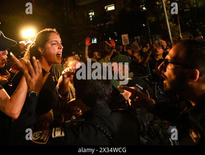 Jerusalem, Israel. April 2024. Ein Demonstrant schreit die Polizei während eines Protestes von Freunden und Unterstützern des amerikanisch-israelischen Hersh Goldberg-Polin an, der am 7. Oktober auf dem Nova Festival von der Hamas entführt wurde, und fordert am Mittwoch, den 24. April 2024, einen Geiselvertrag vor der Residenz von Premierminister Benjamin Netanjahu in Jerusalem. Heute veröffentlichte die Hamas ein Video von Hersh mit einem amputierten Arm, das das erste Anzeichen dafür war, dass er am Leben war, seit die Hamas ihn vor 201 Tagen auf dem Rücksitz eines Lastwagens nach Gaza brachte. Foto: Debbie Hill/ Credit: UPI/Alamy Live News Stockfoto