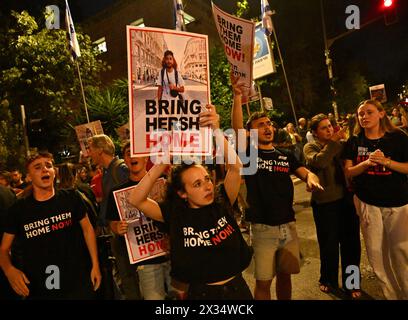 Jerusalem, Israel. April 2024. Freunde und Unterstützer des amerikanisch-israelischen Hersh Goldberg-Polin, der am 7. Oktober auf dem Nova Festival von der Hamas entführt wurde, fordern am Mittwoch, den 24. April 2024, einen Geiselvertrag vor der Residenz von Premierminister Benjamin Netanjahu in Jerusalem. Heute veröffentlichte die Hamas ein Video von Hersh mit einem amputierten Arm, das das erste Anzeichen dafür war, dass er am Leben war, seit die Hamas ihn vor 201 Tagen auf dem Rücksitz eines Lastwagens nach Gaza brachte. Foto: Debbie Hill/ Credit: UPI/Alamy Live News Stockfoto