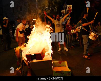 Jerusalem, Israel. April 2024. Freunde und Unterstützer des amerikanisch-israelischen Hersh Goldberg-Polin, der am 7. Oktober auf dem Nova Festival von der Hamas entführt wurde, fordern am Mittwoch, den 24. April 2024, einen Geiselvertrag vor der Residenz von Premierminister Benjamin Netanjahu in Jerusalem. Heute veröffentlichte die Hamas ein Video von Hersh mit einem amputierten Arm, das das erste Anzeichen dafür war, dass er am Leben war, seit die Hamas ihn vor 201 Tagen auf dem Rücksitz eines Lastwagens nach Gaza brachte. Foto: Debbie Hill/ Credit: UPI/Alamy Live News Stockfoto