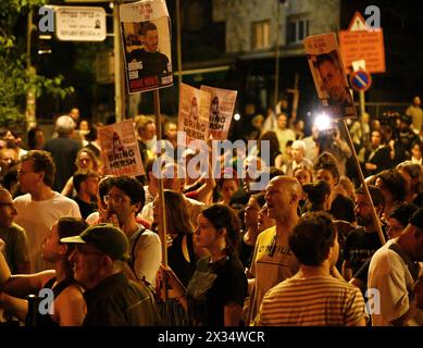 Jerusalem, Israel. April 2024. Freunde und Unterstützer des amerikanisch-israelischen Hersh Goldberg-Polin, der am 7. Oktober auf dem Nova Festival von der Hamas entführt wurde, fordern am Mittwoch, den 24. April 2024, einen Geiselvertrag vor der Residenz von Premierminister Benjamin Netanjahu in Jerusalem. Heute veröffentlichte die Hamas ein Video von Hersh mit einem amputierten Arm, das das erste Anzeichen dafür war, dass er am Leben war, seit die Hamas ihn vor 201 Tagen auf dem Rücksitz eines Lastwagens nach Gaza brachte. Foto: Debbie Hill/ Credit: UPI/Alamy Live News Stockfoto