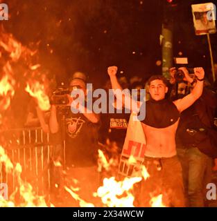 Jerusalem, Israel. April 2024. Freunde und Unterstützer des amerikanisch-israelischen Hersh Goldberg-Polin, der am 7. Oktober auf dem Nova Festival von der Hamas entführt wurde, fordern am Mittwoch, den 24. April 2024, einen Geiselvertrag vor der Residenz von Premierminister Benjamin Netanjahu in Jerusalem. Heute veröffentlichte die Hamas ein Video von Hersh mit einem amputierten Arm, das das erste Anzeichen dafür war, dass er am Leben war, seit die Hamas ihn vor 201 Tagen auf dem Rücksitz eines Lastwagens nach Gaza brachte. Foto: Debbie Hill/ Credit: UPI/Alamy Live News Stockfoto