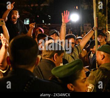 Jerusalem, Israel. April 2024. Die israelische Polizei steht mit Freunden und Unterstützern des amerikanisch-israelischen Hersh Goldberg-Polin, der am 7. Oktober auf dem Nova Festival von der Hamas entführt wurde, auf einem Protest, der am Mittwoch, den 24. April 2024, einen Geiselvertrag vor der Residenz von Premierminister Benjamin Netanjahu in Jerusalem fordert. Heute veröffentlichte die Hamas ein Video von Hersh mit einem amputierten Arm, das das erste Anzeichen dafür war, dass er am Leben war, seit die Hamas ihn vor 201 Tagen auf dem Rücksitz eines Lastwagens nach Gaza brachte. Foto: Debbie Hill/ Credit: UPI/Alamy Live News Stockfoto