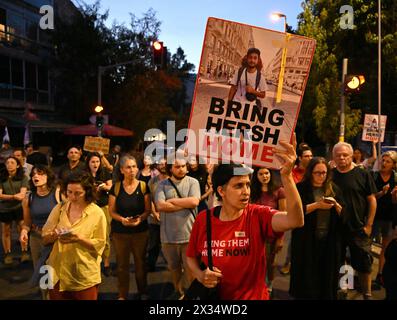 Jerusalem, Israel. April 2024. Freunde und Unterstützer des amerikanisch-israelischen Hersh Goldberg-Polin, der am 7. Oktober auf dem Nova Festival von der Hamas entführt wurde, fordern am Mittwoch, den 24. April 2024, einen Geiselvertrag vor der Residenz von Premierminister Benjamin Netanjahu in Jerusalem. Heute veröffentlichte die Hamas ein Video von Hersh mit einem amputierten Arm, das das erste Anzeichen dafür war, dass er am Leben war, seit die Hamas ihn vor 201 Tagen auf dem Rücksitz eines Lastwagens nach Gaza brachte. Foto: Debbie Hill/ Credit: UPI/Alamy Live News Stockfoto