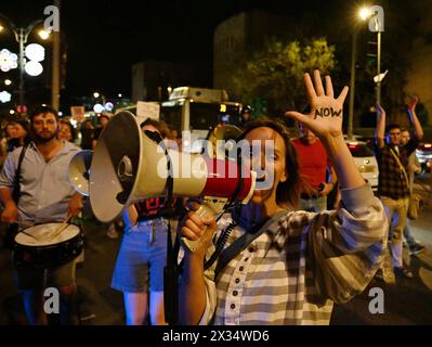 Jerusalem, Israel. April 2024. Freunde und Unterstützer des amerikanisch-israelischen Hersh Goldberg-Polin, der am 7. Oktober auf dem Nova Festival von der Hamas entführt wurde, fordern am Mittwoch, den 24. April 2024, einen Geiselvertrag vor der Residenz von Premierminister Benjamin Netanjahu in Jerusalem. Heute veröffentlichte die Hamas ein Video von Hersh mit einem amputierten Arm, das das erste Anzeichen dafür war, dass er am Leben war, seit die Hamas ihn vor 201 Tagen auf dem Rücksitz eines Lastwagens nach Gaza brachte. Foto: Debbie Hill/ Credit: UPI/Alamy Live News Stockfoto