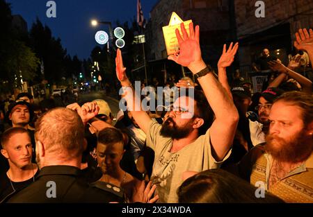 Jerusalem, Israel. April 2024. Freunde und Unterstützer des amerikanisch-israelischen Hersh Goldberg-Polin, der am 7. Oktober auf dem Nova Festival von der Hamas entführt wurde, fordern am Mittwoch, den 24. April 2024, einen Geiselvertrag vor der Residenz von Premierminister Benjamin Netanjahu in Jerusalem. Heute veröffentlichte die Hamas ein Video von Hersh mit einem amputierten Arm, das das erste Anzeichen dafür war, dass er am Leben war, seit die Hamas ihn vor 201 Tagen auf dem Rücksitz eines Lastwagens nach Gaza brachte. Foto: Debbie Hill/ Credit: UPI/Alamy Live News Stockfoto