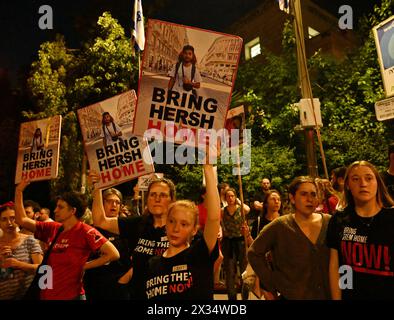 Jerusalem, Israel. April 2024. Freunde und Unterstützer des amerikanisch-israelischen Hersh Goldberg-Polin, der am 7. Oktober auf dem Nova Festival von der Hamas entführt wurde, fordern am Mittwoch, den 24. April 2024, einen Geiselvertrag vor der Residenz von Premierminister Benjamin Netanjahu in Jerusalem. Heute veröffentlichte die Hamas ein Video von Hersh mit einem amputierten Arm, das das erste Anzeichen dafür war, dass er am Leben war, seit die Hamas ihn vor 201 Tagen auf dem Rücksitz eines Lastwagens nach Gaza brachte. Foto: Debbie Hill/ Credit: UPI/Alamy Live News Stockfoto