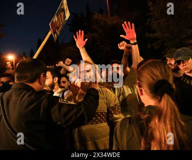 Jerusalem, Israel. April 2024. Die israelische Polizei steht mit Freunden und Unterstützern des amerikanisch-israelischen Hersh Goldberg-Polin, der am 7. Oktober auf dem Nova Festival von der Hamas entführt wurde, auf einem Protest, der am Mittwoch, den 24. April 2024, einen Geiselvertrag vor der Residenz von Premierminister Benjamin Netanjahu in Jerusalem fordert. Heute veröffentlichte die Hamas ein Video von Hersh mit einem amputierten Arm, das das erste Anzeichen dafür war, dass er am Leben war, seit die Hamas ihn vor 201 Tagen auf dem Rücksitz eines Lastwagens nach Gaza brachte. Foto: Debbie Hill/ Credit: UPI/Alamy Live News Stockfoto