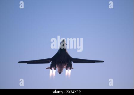 Arahal, Spanien. April 2024. Ein strategisches Überschallflugzeug der US Air Force B-1B Lancer, das der 9th Expeditionary Bomb Squadron zugeordnet ist, startet bei Sonnenaufgang während der Übung Bomber Task Force Europe vom Luftwaffenstützpunkt Morón am 23. April 2024 in Arahal, Spanien. Quelle: SRA Zachary Wright/USA Air Force Photo/Alamy Live News Stockfoto