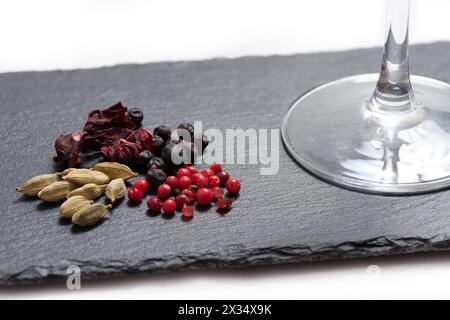 Zutaten für die Zubereitung von Gin und Tonic auf Tafel Stockfoto