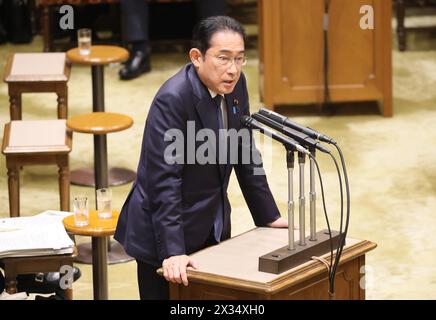 Tokio, Japan. April 2024. Der japanische Premierminister Fumio Kishida beantwortet eine Frage auf der Sitzung des Haushaltsausschusses des Oberhauses beim Nationalen Parlament in Tokio am Mittwoch, den 24. April 2024. (Foto: Yoshio Tsunoda/AFLO) Stockfoto