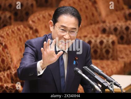 Tokio, Japan. April 2024. Der japanische Premierminister Fumio Kishida beantwortet eine Frage auf der Sitzung des Haushaltsausschusses des Oberhauses beim Nationalen Parlament in Tokio am Mittwoch, den 24. April 2024. (Foto: Yoshio Tsunoda/AFLO) Stockfoto