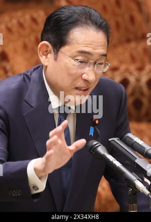 Tokio, Japan. April 2024. Der japanische Premierminister Fumio Kishida beantwortet eine Frage auf der Sitzung des Haushaltsausschusses des Oberhauses beim Nationalen Parlament in Tokio am Mittwoch, den 24. April 2024. (Foto: Yoshio Tsunoda/AFLO) Stockfoto