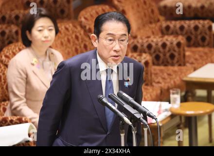 Tokio, Japan. April 2024. Der japanische Premierminister Fumio Kishida beantwortet eine Frage auf der Sitzung des Haushaltsausschusses des Oberhauses beim Nationalen Parlament in Tokio am Mittwoch, den 24. April 2024. (Foto: Yoshio Tsunoda/AFLO) Stockfoto