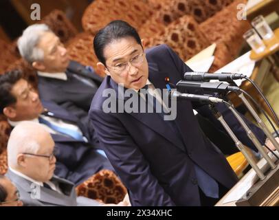 Tokio, Japan. April 2024. Der japanische Premierminister Fumio Kishida beantwortet eine Frage auf der Sitzung des Haushaltsausschusses des Oberhauses beim Nationalen Parlament in Tokio am Mittwoch, den 24. April 2024. (Foto: Yoshio Tsunoda/AFLO) Stockfoto