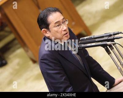 Tokio, Japan. April 2024. Der japanische Premierminister Fumio Kishida beantwortet eine Frage auf der Sitzung des Haushaltsausschusses des Oberhauses beim Nationalen Parlament in Tokio am Mittwoch, den 24. April 2024. (Foto: Yoshio Tsunoda/AFLO) Stockfoto