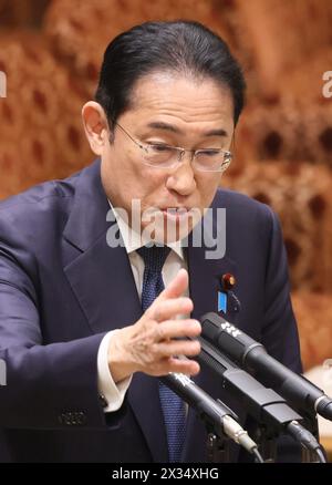 Tokio, Japan. April 2024. Der japanische Premierminister Fumio Kishida beantwortet eine Frage auf der Sitzung des Haushaltsausschusses des Oberhauses beim Nationalen Parlament in Tokio am Mittwoch, den 24. April 2024. (Foto: Yoshio Tsunoda/AFLO) Stockfoto