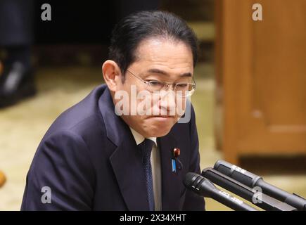 Tokio, Japan. April 2024. Der japanische Premierminister Fumio Kishida beantwortet eine Frage auf der Sitzung des Haushaltsausschusses des Oberhauses beim Nationalen Parlament in Tokio am Mittwoch, den 24. April 2024. (Foto: Yoshio Tsunoda/AFLO) Stockfoto