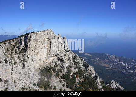 Blick auf den Gipfel des Ai-Petri Berges. Die Südküste der Krim Stockfoto