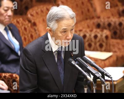 Tokio, Japan. April 2024. Der japanische Bildungsminister Masahito Moriyama beantwortet eine Frage auf der Sitzung des Haushaltsausschusses des Oberhauses beim Nationalen Parlament in Tokio am Mittwoch, den 24. April 2024. (Foto: Yoshio Tsunoda/AFLO) Stockfoto