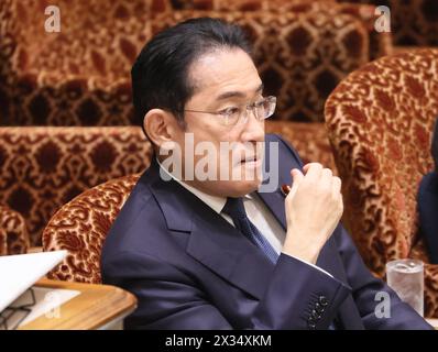 Tokio, Japan. April 2024. Der japanische Premierminister Fumio Kishida hört eine Frage auf der Sitzung des Haushaltsausschusses des Oberhauses beim Nationalen Parlament in Tokio am Mittwoch, den 24. April 2024. (Foto: Yoshio Tsunoda/AFLO) Stockfoto