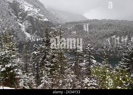 Wintereinbruch, Ende April 2024: Schnee, Graupelschauer und Blitzeis haben den Freistaat Bayern seit dem Wochenende heimgesucht. Foto: Ausblick vom Rasthaus Zugspitzblick an der Fernpassroute - eine Panoramaterrasse mit Blick auf die Zugspitze - bei schönem Wetter - und den smaragdgrünen Blindsee *** Winterbeginn, Ende April 2024 Schnee, Grauschauer und Schwarzeis plagen den Freistaat Bayern seit dem Wochenende Fotoansicht von der Raststätte Zugspitzblick an der Fernpassroute eine Panoramaterrasse mit Blick auf die Zugspitze bei schönem Wetter und den smaragdgrünen Blindsee Stockfoto